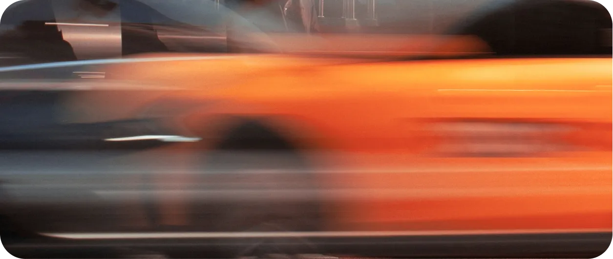 Fahrendes Auto bei Nacht, unscharfe Lichter